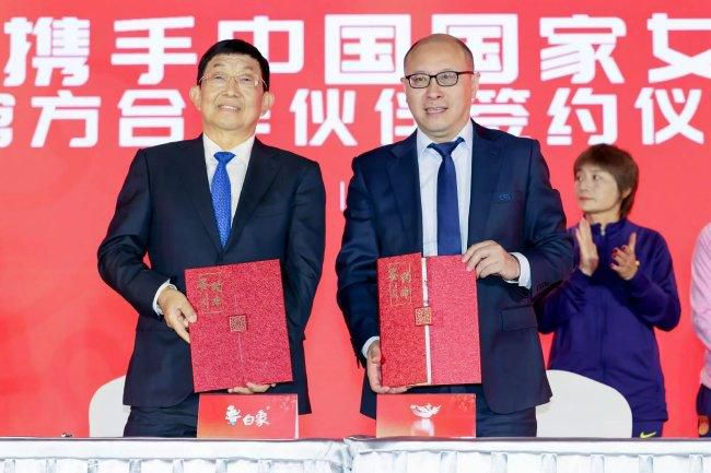 自从恰尔汗奥卢在2017-18赛季登陆意甲赛场以来，他已经通过主罚定位球送出24次助攻。